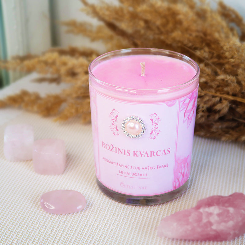 Kvepianti aromaterapinė sojų vaško natūrali rankų darbo žvakė su papauošalu viduje, žvakė su pakabuku viduje, rožinis kvarcas, žvakė su rožiniu kvarcu, rožinio kvarco žvakė, rožinio kvarco pakabukas