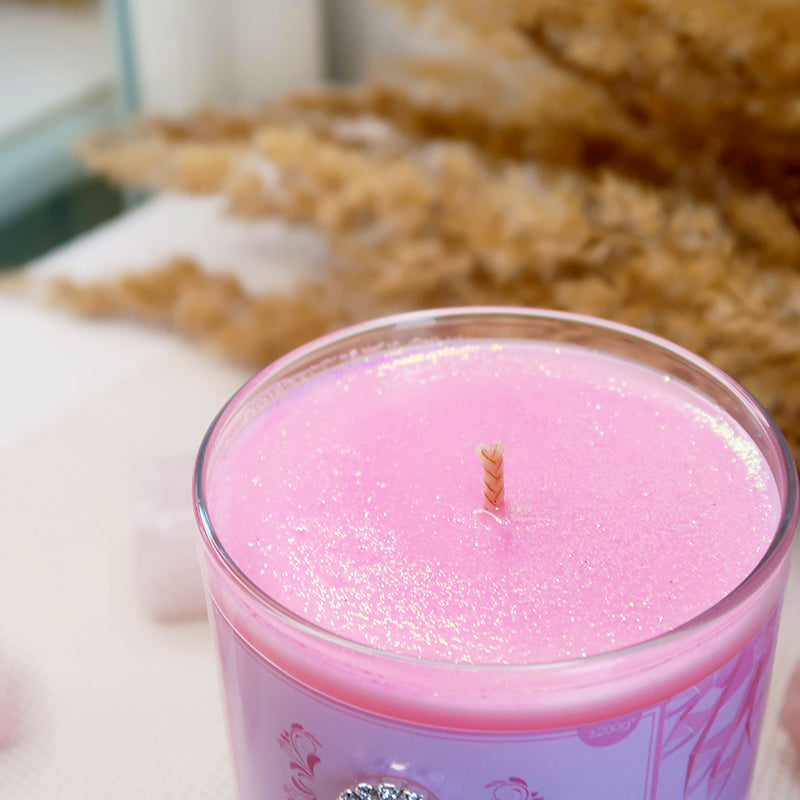 Kvepianti aromaterapinė sojų vaško natūrali rankų darbo žvakė su papauošalu viduje, žvakė su pakabuku viduje, rožinis kvarcas, žvakė su rožiniu kvarcu, rožinio kvarco žvakė, rožinio kvarco pakabukas