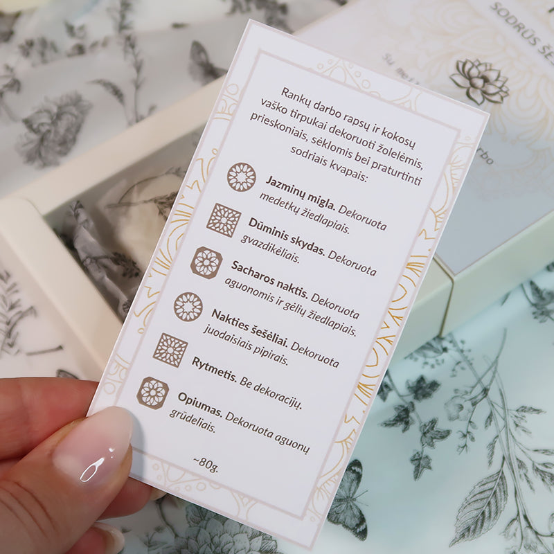 Prabangūs rankų darbo kvepiantys vaško tirpukai tirpstantys kvapai namams, natūralūs vaško tirpukai, elegantiška dovana, žydinčių gėlių kvapai, rankų darbo lietuviški vaško tirpukai, aromatingi tirpstantys vaško tirpukai, kvepiantys vaško tirpukai su gėlių dekoracijomis, namų jaukumo ir elegancijos elementas, kvapnūs vaško tirpukai moterims, tirpstantys kvapai prabangai ir romantikai, rankų darbo tirpstantys kvapai su natūraliais eteriniais aliejais, ekologiški vaško tirpukai