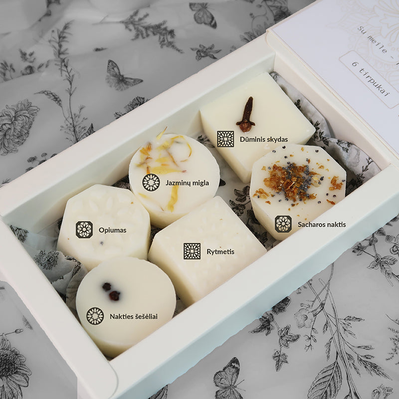 Prabangūs rankų darbo kvepiantys vaško tirpukai tirpstantys kvapai namams, natūralūs vaško tirpukai, elegantiška dovana, žydinčių gėlių kvapai, rankų darbo lietuviški vaško tirpukai, aromatingi tirpstantys vaško tirpukai, kvepiantys vaško tirpukai su gėlių dekoracijomis, namų jaukumo ir elegancijos elementas, kvapnūs vaško tirpukai moterims, tirpstantys kvapai prabangai ir romantikai, rankų darbo tirpstantys kvapai su natūraliais eteriniais aliejais, ekologiški vaško tirpukai