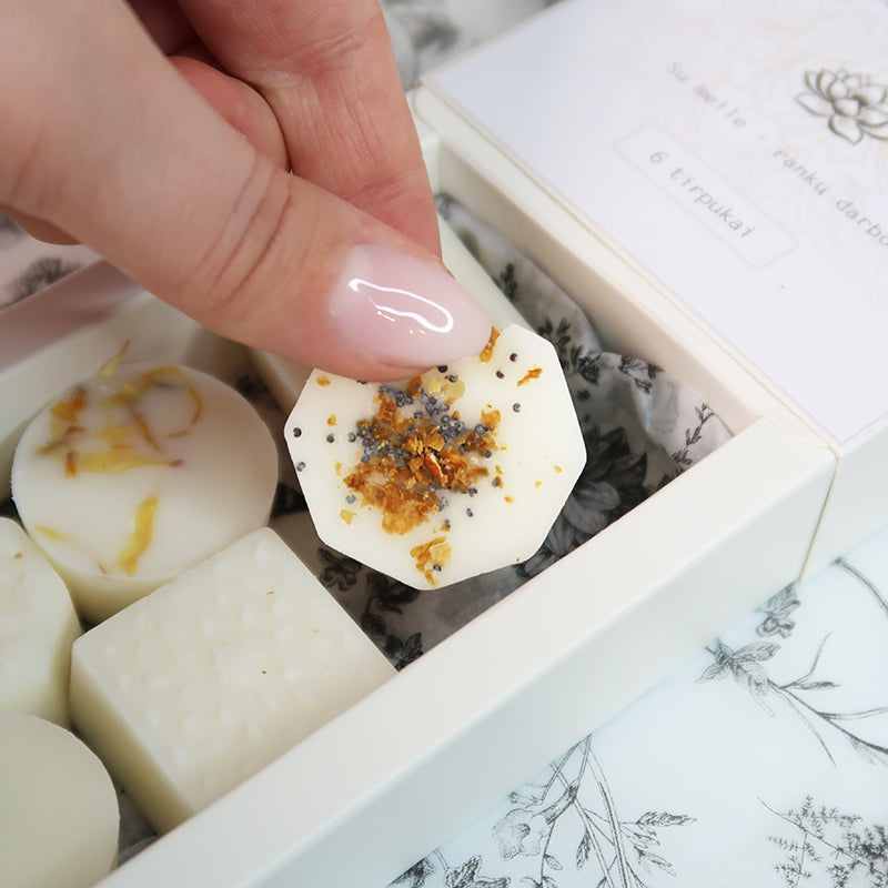 Prabangūs rankų darbo kvepiantys vaško tirpukai tirpstantys kvapai namams, natūralūs vaško tirpukai, elegantiška dovana, žydinčių gėlių kvapai, rankų darbo lietuviški vaško tirpukai, aromatingi tirpstantys vaško tirpukai, kvepiantys vaško tirpukai su gėlių dekoracijomis, namų jaukumo ir elegancijos elementas, kvapnūs vaško tirpukai moterims, tirpstantys kvapai prabangai ir romantikai, rankų darbo tirpstantys kvapai su natūraliais eteriniais aliejais, ekologiški vaško tirpukai