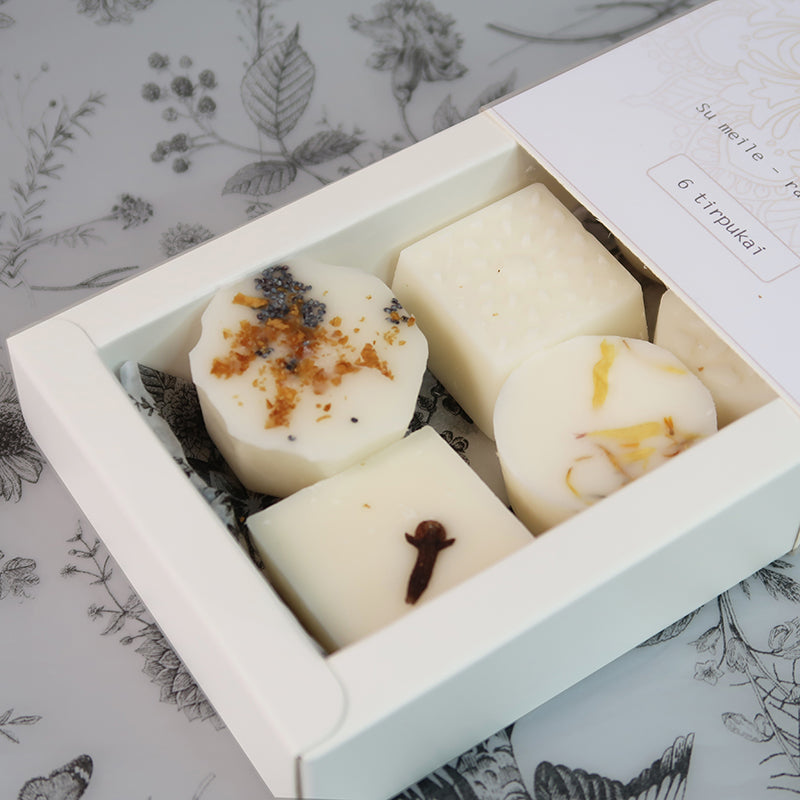 Prabangūs rankų darbo kvepiantys vaško tirpukai tirpstantys kvapai namams, natūralūs vaško tirpukai, elegantiška dovana, žydinčių gėlių kvapai, rankų darbo lietuviški vaško tirpukai, aromatingi tirpstantys vaško tirpukai, kvepiantys vaško tirpukai su gėlių dekoracijomis, namų jaukumo ir elegancijos elementas, kvapnūs vaško tirpukai moterims, tirpstantys kvapai prabangai ir romantikai, rankų darbo tirpstantys kvapai su natūraliais eteriniais aliejais, ekologiški vaško tirpukai