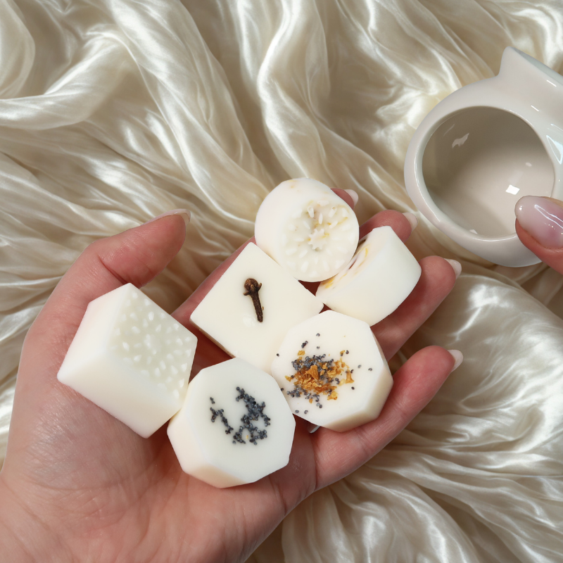 Prabangūs rankų darbo kvepiantys vaško tirpukai tirpstantys kvapai namams, natūralūs vaško tirpukai, elegantiška dovana, žydinčių gėlių kvapai, rankų darbo lietuviški vaško tirpukai, aromatingi tirpstantys vaško tirpukai, kvepiantys vaško tirpukai su gėlių dekoracijomis, namų jaukumo ir elegancijos elementas, kvapnūs vaško tirpukai moterims, tirpstantys kvapai prabangai ir romantikai, rankų darbo tirpstantys kvapai su natūraliais eteriniais aliejais, ekologiški vaško tirpukai