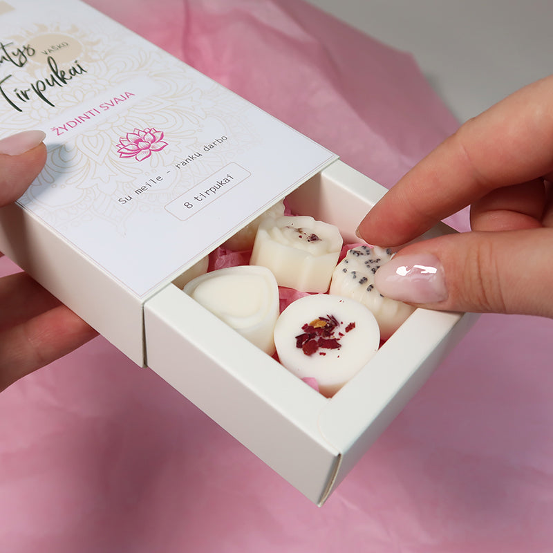 Prabangūs rankų darbo kvepiantys vaško tirpukai „Žydinti svaja“, tirpstantys kvapai namams, natūralūs vaško tirpukai, elegantiška dovana, žydinčių gėlių kvapai, rankų darbo lietuviški vaško tirpukai, aromatingi tirpstantys vaško tirpukai, kvepiantys vaško tirpukai su gėlių dekoracijomis, namų jaukumo ir elegancijos elementas, kvapnūs vaško tirpukai moterims, tirpstantys kvapai prabangai ir romantikai, rankų darbo tirpstantys kvapai su natūraliais eteriniais aliejais, ekologiški vaško tirpukai