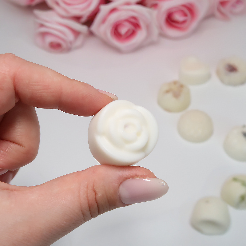 Prabangūs rankų darbo kvepiantys vaško tirpukai „Žydinti svaja“, tirpstantys kvapai namams, natūralūs vaško tirpukai, elegantiška dovana, žydinčių gėlių kvapai, rankų darbo lietuviški vaško tirpukai, aromatingi tirpstantys vaško tirpukai, kvepiantys vaško tirpukai su gėlių dekoracijomis, namų jaukumo ir elegancijos elementas, kvapnūs vaško tirpukai moterims, tirpstantys kvapai prabangai ir romantikai, rankų darbo tirpstantys kvapai su natūraliais eteriniais aliejais, ekologiški vaško tirpukai