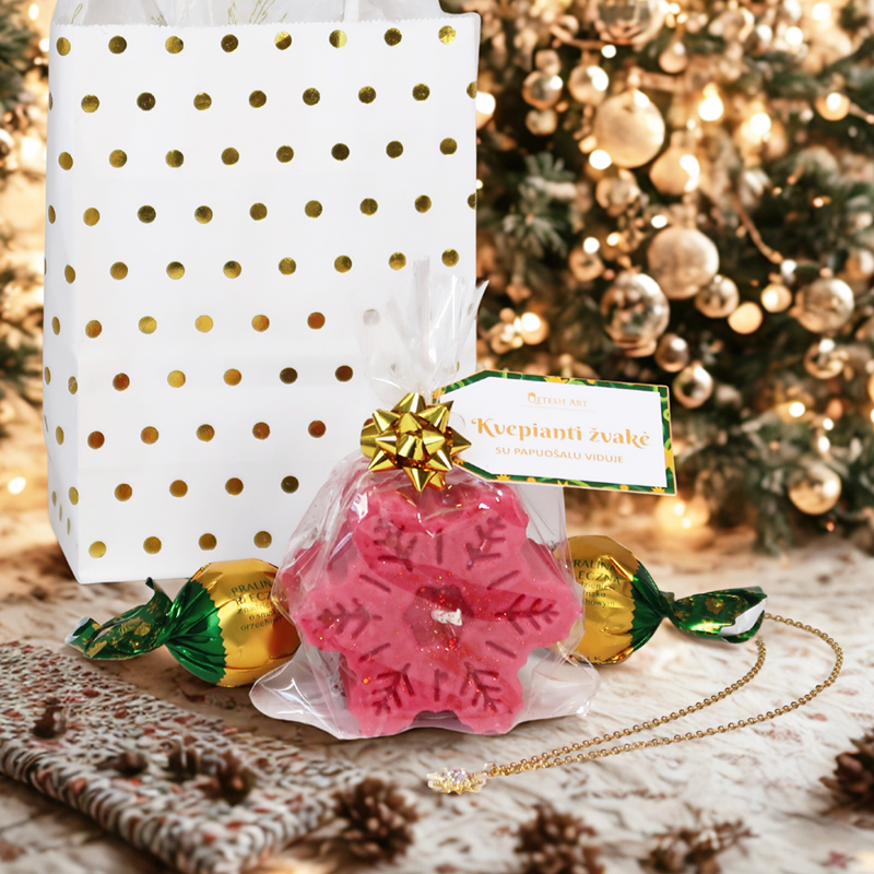 Rankų darbo kalėdinės dovanos ir prabangūs dovanų rinkiniai – šventinė dovana su žvake, saldainiais ir dekoratyviniais elementais, puikiai tinkanti Kalėdoms, dovanų idėjoms ir šventinės nuotaikos kūrimui namuose.