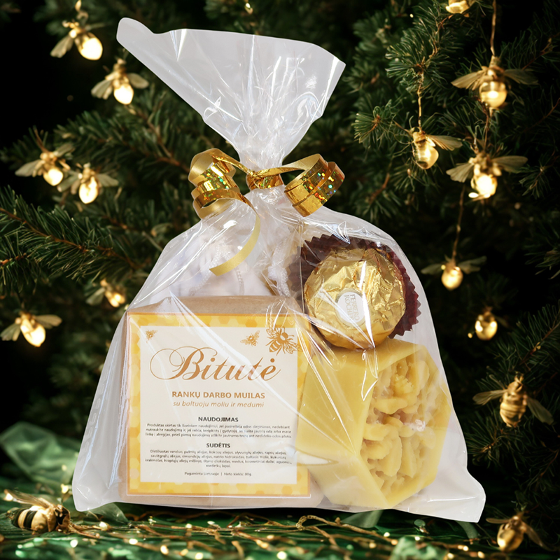 Rankų darbo Kalėdinis dovanų rinkinys BITUTĖ su natūraliais granato karoliukais auskarais, prabangiu rankų darbo muilu su medumi ir baltuoju moliu, natūralia bičių vaško žvake bei Ferrero Rocher saldainiu – jauki ir elegantiška dovana moterims, mamai, žmonai ar draugei šventėms, kuri kuria Kalėdų atmosferą namuose