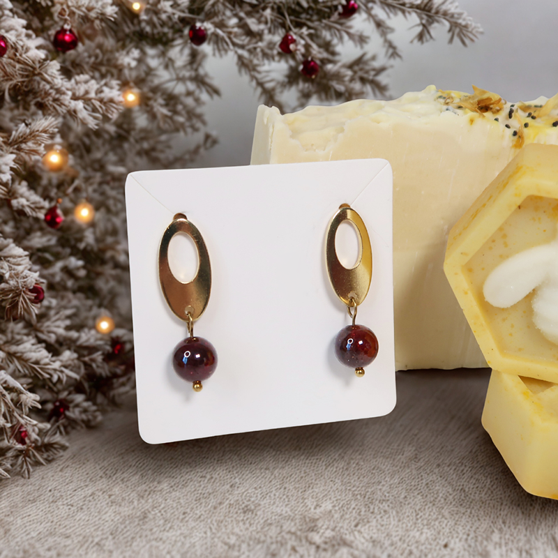 Rankų darbo Kalėdinis dovanų rinkinys BITUTĖ su natūraliais granato karoliukais auskarais, prabangiu rankų darbo muilu su medumi ir baltuoju moliu, natūralia bičių vaško žvake bei Ferrero Rocher saldainiu – jauki ir elegantiška dovana moterims, mamai, žmonai ar draugei šventėms, kuri kuria Kalėdų atmosferą namuose