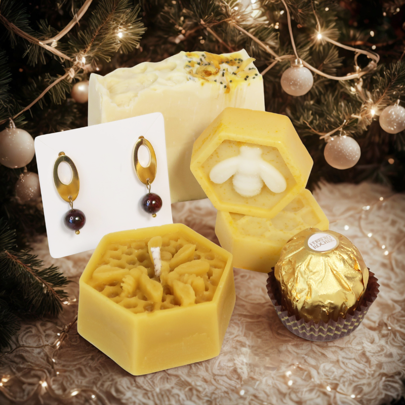 Rankų darbo Kalėdinis dovanų rinkinys BITUTĖ su natūraliais granato karoliukais auskarais, prabangiu rankų darbo muilu su medumi ir baltuoju moliu, natūralia bičių vaško žvake bei Ferrero Rocher saldainiu – jauki ir elegantiška dovana moterims, mamai, žmonai ar draugei šventėms, kuri kuria Kalėdų atmosferą namuose