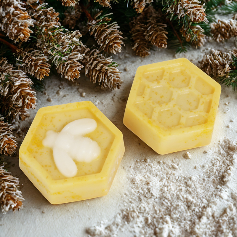 Rankų darbo Kalėdinis dovanų rinkinys BITUTĖ su natūraliais granato karoliukais auskarais, prabangiu rankų darbo muilu su medumi ir baltuoju moliu, natūralia bičių vaško žvake bei Ferrero Rocher saldainiu – jauki ir elegantiška dovana moterims, mamai, žmonai ar draugei šventėms, kuri kuria Kalėdų atmosferą namuose