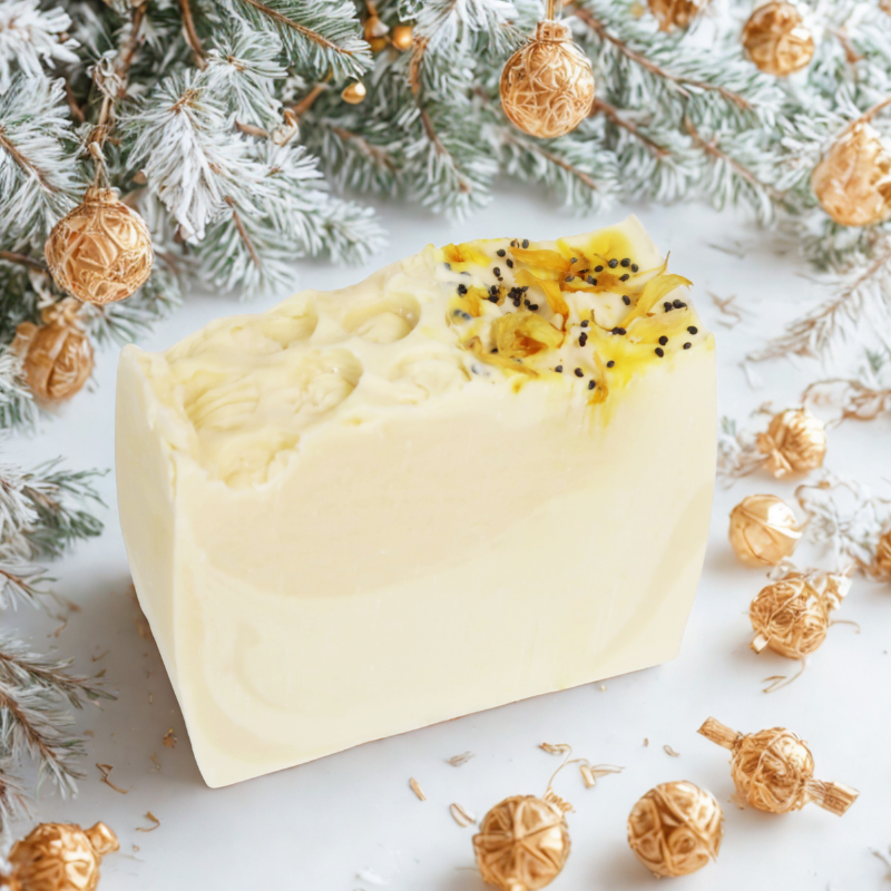 Rankų darbo Kalėdinis dovanų rinkinys BITUTĖ su natūraliais granato karoliukais auskarais, prabangiu rankų darbo muilu su medumi ir baltuoju moliu, natūralia bičių vaško žvake bei Ferrero Rocher saldainiu – jauki ir elegantiška dovana moterims, mamai, žmonai ar draugei šventėms, kuri kuria Kalėdų atmosferą namuose