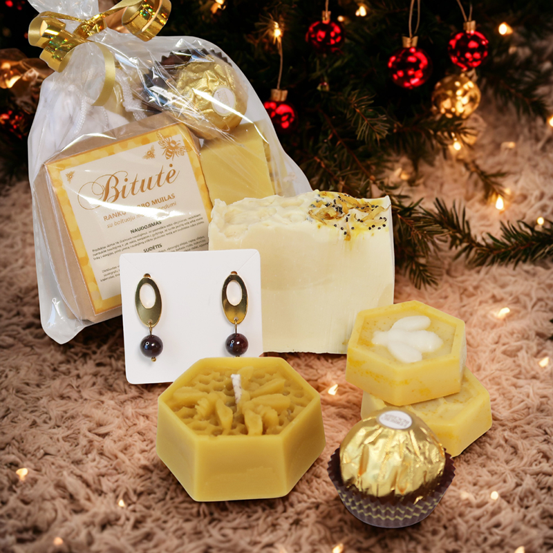Rankų darbo Kalėdinis dovanų rinkinys BITUTĖ su natūraliais granato karoliukais auskarais, prabangiu rankų darbo muilu su medumi ir baltuoju moliu, natūralia bičių vaško žvake bei Ferrero Rocher saldainiu – jauki ir elegantiška dovana moterims, mamai, žmonai ar draugei šventėms, kuri kuria Kalėdų atmosferą namuose