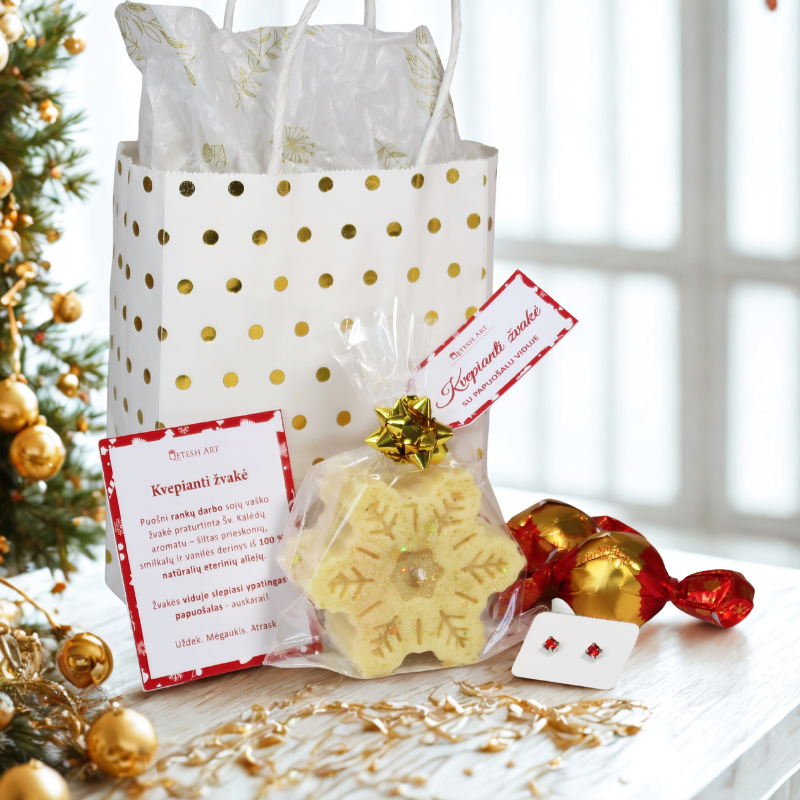 Rankų darbo kalėdinės dovanos ir prabangūs dovanų rinkiniai – šventinė dovana su žvake, saldainiais ir dekoratyviniais elementais, puikiai tinkanti Kalėdoms, dovanų idėjoms ir šventinės nuotaikos kūrimui namuose.
