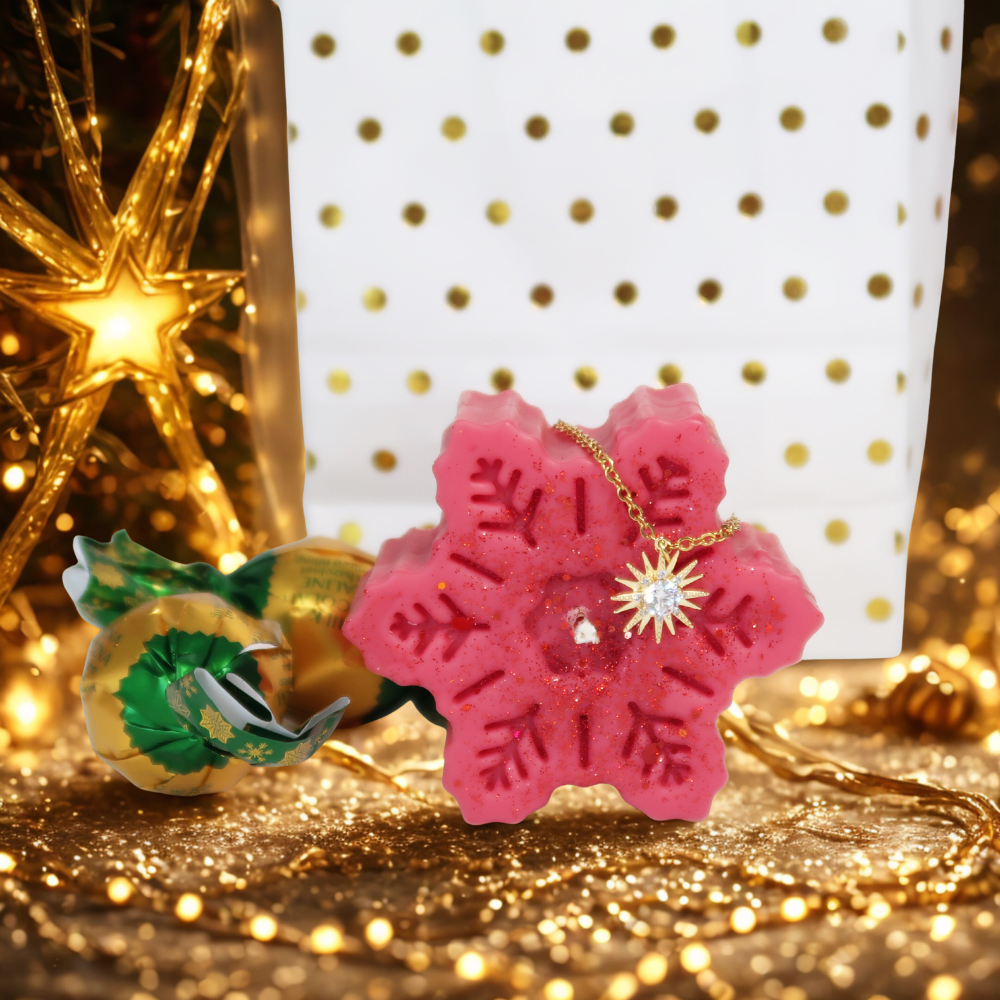 Rankų darbo kalėdinės dovanos ir prabangūs dovanų rinkiniai – šventinė dovana su žvake, saldainiais ir dekoratyviniais elementais, puikiai tinkanti Kalėdoms, dovanų idėjoms ir šventinės nuotaikos kūrimui namuose.