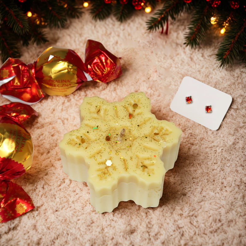 Rankų darbo kalėdinės dovanos ir prabangūs dovanų rinkiniai – šventinė dovana su žvake, saldainiais ir dekoratyviniais elementais, puikiai tinkanti Kalėdoms, dovanų idėjoms ir šventinės nuotaikos kūrimui namuose.