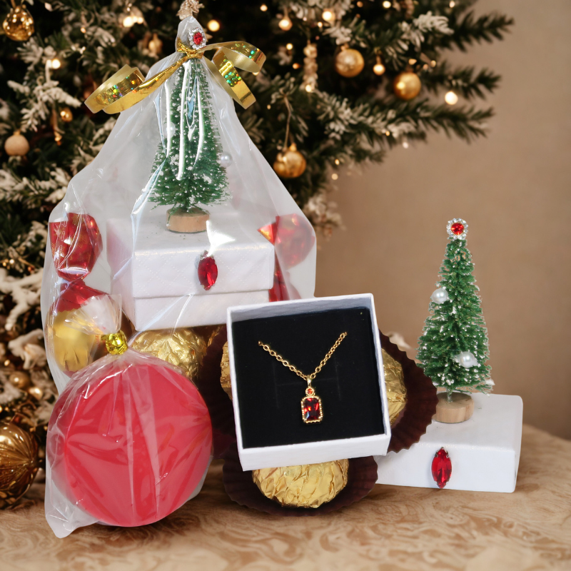 Kalėdinis dovanų rinkinys su elegantišku įpakavimu, rankų darbo muilu, papuošalu ir saldumynais – prabangi dovana moterims, puikiai tinkanti Kalėdoms, šventėms ir ypatingoms progoms.