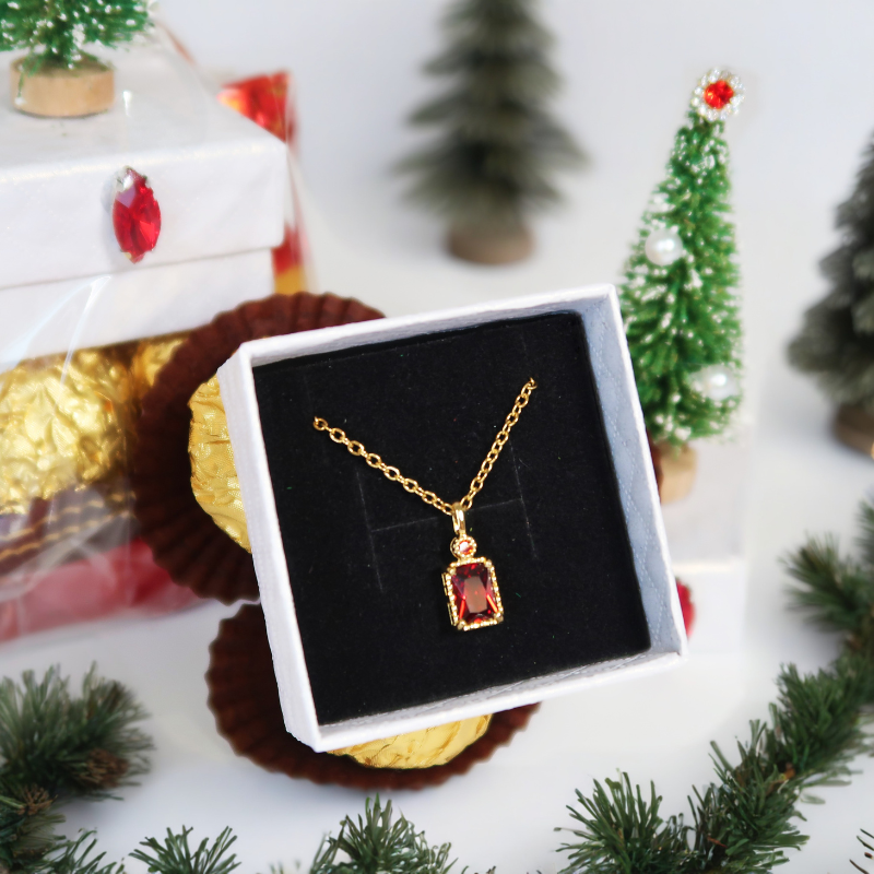 Kalėdinis dovanų rinkinys su elegantišku įpakavimu, rankų darbo muilu, papuošalu ir saldumynais – prabangi dovana moterims, puikiai tinkanti Kalėdoms, šventėms ir ypatingoms progoms.