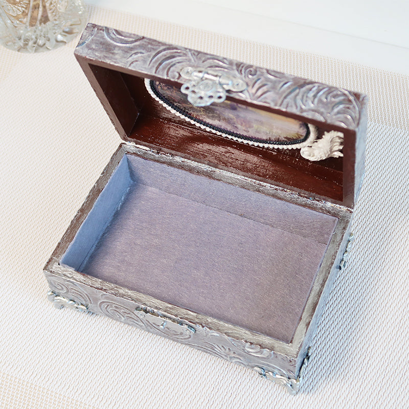 Vintažo stiliaus dėžutė, vintažinė dėžutė, vintažo dėžutė, medinė puošni rankų darbo dėžutė, dekoratyvinės dėžutės, skrynelės, daiktadėžės, senovinė skrynelė, senovinė dėžutė, sandinta dėžutė, prabangios dėžutės, puošnios prabangios elegantiškos papuošalų dėžutės, dekoratyvinės dėžutės namams servetėlių dėžutės, dėžutės servetėlėms, medinės dėžutės, elegantiškos dėžutės su rankenomis, prabangi papuošalų dėžutė, baroko rokoko stiliaus dėžutė, boho stiliaus dėžutė, romantiška dėžutė, puošnios dėžutės dovanai