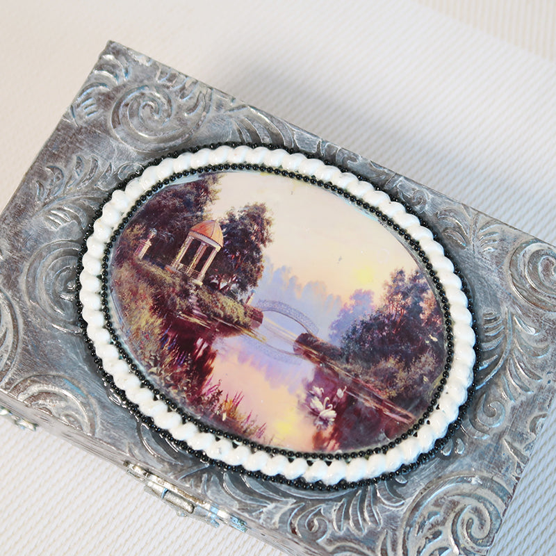 Vintažo stiliaus dėžutė, vintažinė dėžutė, vintažo dėžutė, medinė puošni rankų darbo dėžutė, dekoratyvinės dėžutės, skrynelės, daiktadėžės, senovinė skrynelė, senovinė dėžutė, sandinta dėžutė, prabangios dėžutės, puošnios prabangios elegantiškos papuošalų dėžutės, dekoratyvinės dėžutės namams servetėlių dėžutės, dėžutės servetėlėms, medinės dėžutės, elegantiškos dėžutės su rankenomis, prabangi papuošalų dėžutė, baroko rokoko stiliaus dėžutė, boho stiliaus dėžutė, romantiška dėžutė, puošnios dėžutės dovanai