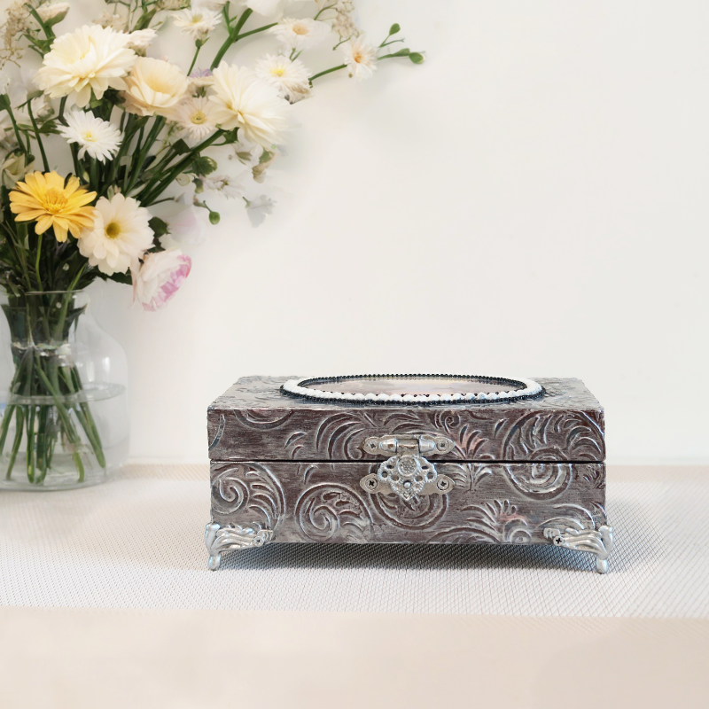Vintažo stiliaus dėžutė, vintažinė dėžutė, vintažo dėžutė, medinė puošni rankų darbo dėžutė, dekoratyvinės dėžutės, skrynelės, daiktadėžės, senovinė skrynelė, senovinė dėžutė, sandinta dėžutė, prabangios dėžutės, puošnios prabangios elegantiškos papuošalų dėžutės, dekoratyvinės dėžutės namams servetėlių dėžutės, dėžutės servetėlėms, medinės dėžutės, elegantiškos dėžutės su rankenomis, prabangi papuošalų dėžutė, baroko rokoko stiliaus dėžutė, boho stiliaus dėžutė, romantiška dėžutė, puošnios dėžutės dovanai
