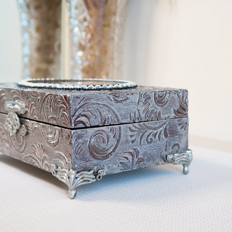 Vintažo stiliaus dėžutė, vintažinė dėžutė, vintažo dėžutė, medinė puošni rankų darbo dėžutė, dekoratyvinės dėžutės, skrynelės, daiktadėžės, senovinė skrynelė, senovinė dėžutė, sandinta dėžutė, prabangios dėžutės, puošnios prabangios elegantiškos papuošalų dėžutės, dekoratyvinės dėžutės namams servetėlių dėžutės, dėžutės servetėlėms, medinės dėžutės, elegantiškos dėžutės su rankenomis, prabangi papuošalų dėžutė, baroko rokoko stiliaus dėžutė, boho stiliaus dėžutė, romantiška dėžutė, puošnios dėžutės dovanai