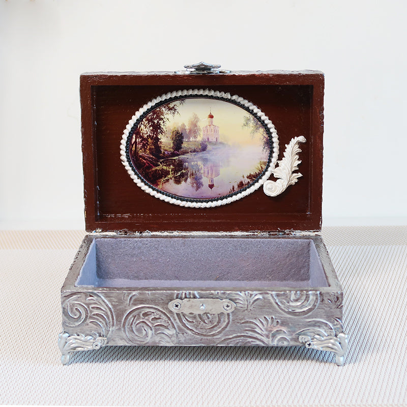 Vintažo stiliaus dėžutė, vintažinė dėžutė, vintažo dėžutė, medinė puošni rankų darbo dėžutė, dekoratyvinės dėžutės, skrynelės, daiktadėžės, senovinė skrynelė, senovinė dėžutė, sandinta dėžutė, prabangios dėžutės, puošnios prabangios elegantiškos papuošalų dėžutės, dekoratyvinės dėžutės namams servetėlių dėžutės, dėžutės servetėlėms, medinės dėžutės, elegantiškos dėžutės su rankenomis, prabangi papuošalų dėžutė, baroko rokoko stiliaus dėžutė, boho stiliaus dėžutė, romantiška dėžutė, puošnios dėžutės dovanai