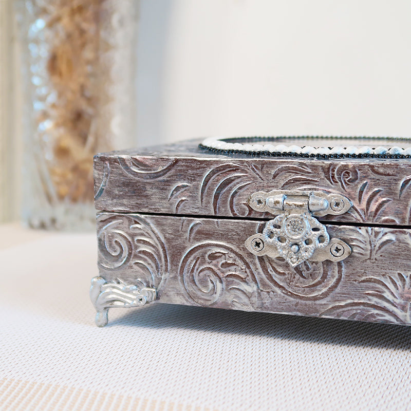 Vintažo stiliaus dėžutė, vintažinė dėžutė, vintažo dėžutė, medinė puošni rankų darbo dėžutė, dekoratyvinės dėžutės, skrynelės, daiktadėžės, senovinė skrynelė, senovinė dėžutė, sandinta dėžutė, prabangios dėžutės, puošnios prabangios elegantiškos papuošalų dėžutės, dekoratyvinės dėžutės namams servetėlių dėžutės, dėžutės servetėlėms, medinės dėžutės, elegantiškos dėžutės su rankenomis, prabangi papuošalų dėžutė, baroko rokoko stiliaus dėžutė, boho stiliaus dėžutė, romantiška dėžutė, puošnios dėžutės dovanai