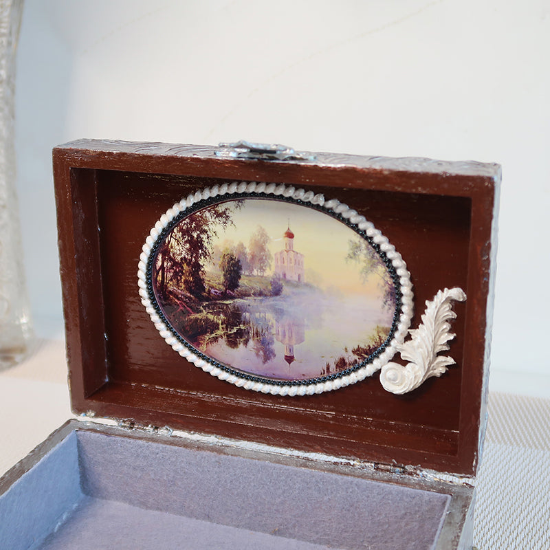 Vintažo stiliaus dėžutė, vintažinė dėžutė, vintažo dėžutė, medinė puošni rankų darbo dėžutė, dekoratyvinės dėžutės, skrynelės, daiktadėžės, senovinė skrynelė, senovinė dėžutė, sandinta dėžutė, prabangios dėžutės, puošnios prabangios elegantiškos papuošalų dėžutės, dekoratyvinės dėžutės namams servetėlių dėžutės, dėžutės servetėlėms, medinės dėžutės, elegantiškos dėžutės su rankenomis, prabangi papuošalų dėžutė, baroko rokoko stiliaus dėžutė, boho stiliaus dėžutė, romantiška dėžutė, puošnios dėžutės dovanai