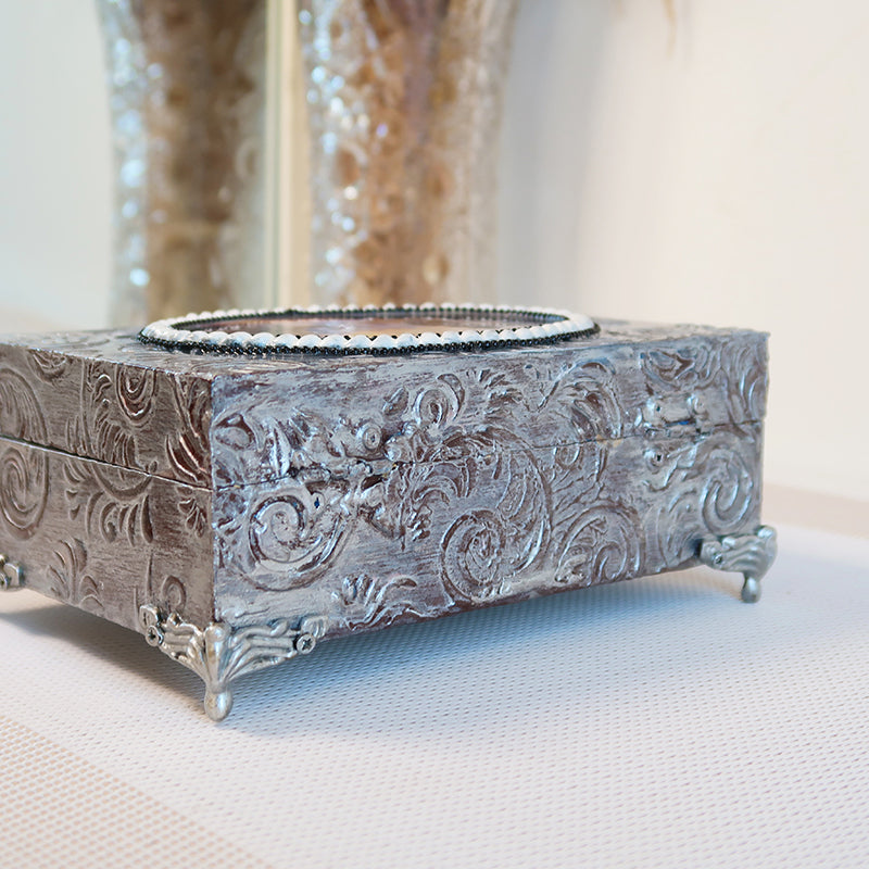 Vintažo stiliaus dėžutė, vintažinė dėžutė, vintažo dėžutė, medinė puošni rankų darbo dėžutė, dekoratyvinės dėžutės, skrynelės, daiktadėžės, senovinė skrynelė, senovinė dėžutė, sandinta dėžutė, prabangios dėžutės, puošnios prabangios elegantiškos papuošalų dėžutės, dekoratyvinės dėžutės namams servetėlių dėžutės, dėžutės servetėlėms, medinės dėžutės, elegantiškos dėžutės su rankenomis, prabangi papuošalų dėžutė, baroko rokoko stiliaus dėžutė, boho stiliaus dėžutė, romantiška dėžutė, puošnios dėžutės dovanai