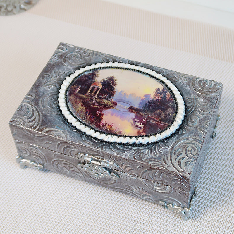 Vintažo stiliaus dėžutė, vintažinė dėžutė, vintažo dėžutė, medinė puošni rankų darbo dėžutė, dekoratyvinės dėžutės, skrynelės, daiktadėžės, senovinė skrynelė, senovinė dėžutė, sandinta dėžutė, prabangios dėžutės, puošnios prabangios elegantiškos papuošalų dėžutės, dekoratyvinės dėžutės namams servetėlių dėžutės, dėžutės servetėlėms, medinės dėžutės, elegantiškos dėžutės su rankenomis, prabangi papuošalų dėžutė, baroko rokoko stiliaus dėžutė, boho stiliaus dėžutė, romantiška dėžutė, puošnios dėžutės dovanai