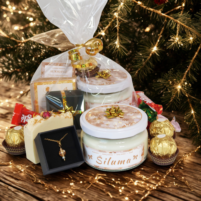 Originalios Kalėdinės dovanos moterims – rankų darbo rinkinys AUKSUOLĖ su žvake, muilu, papuošalu ir saldainiais