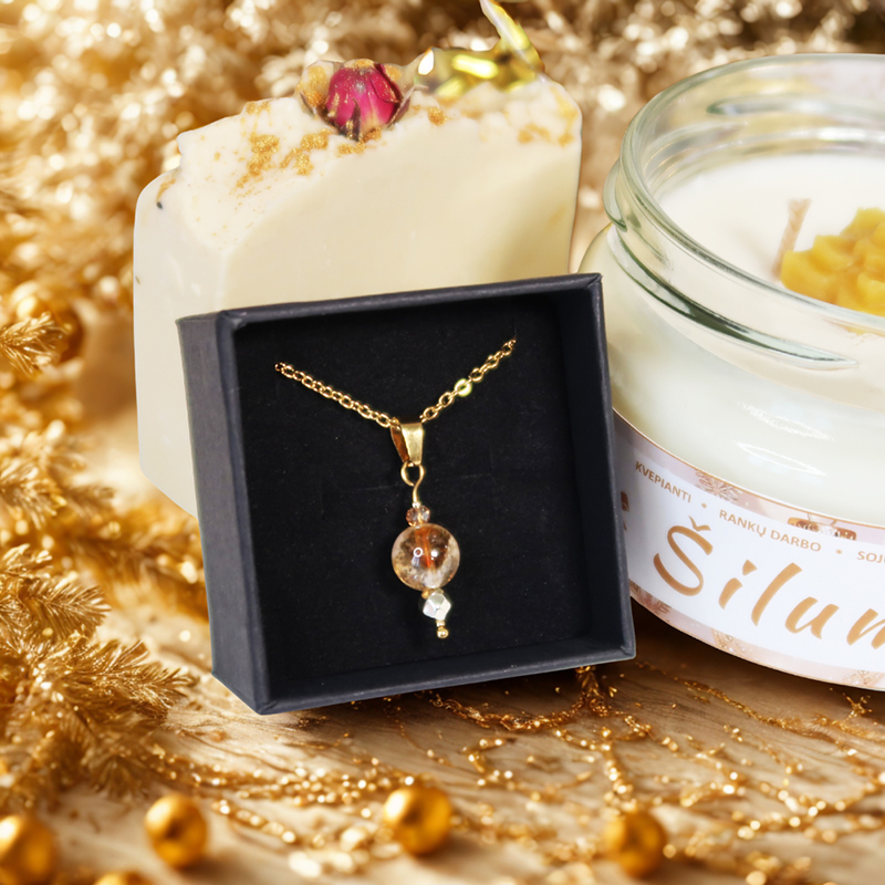 Originalios Kalėdinės dovanos moterims – rankų darbo rinkinys AUKSUOLĖ su žvake, muilu, papuošalu ir saldainiais, dovanų idėjos, kalėdinės dovanos internetu