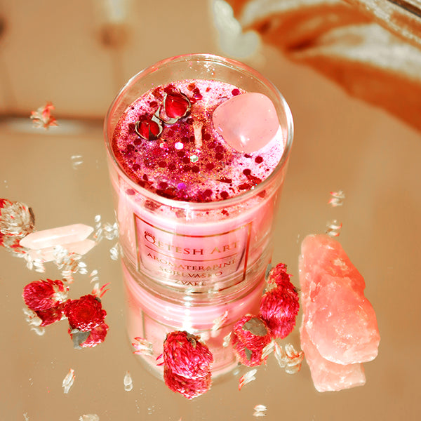 Žvakė su rožinio kvarco kristalu 'ŽIEDLAPIŲ ŠOKIS' (kvapas: kedras, gintaras, jazminas)